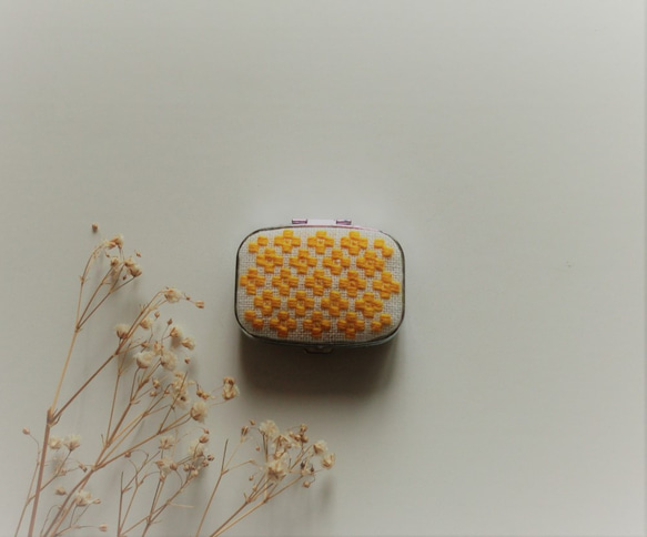 【再販】こぎん刺しのピルケース（アクセサリーケース）イエロー・スクエアⅯ 2枚目の画像