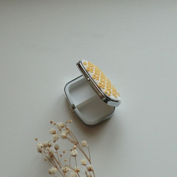 【再販】こぎん刺しのピルケース（アクセサリーケース）イエロー・スクエアⅯ 3枚目の画像