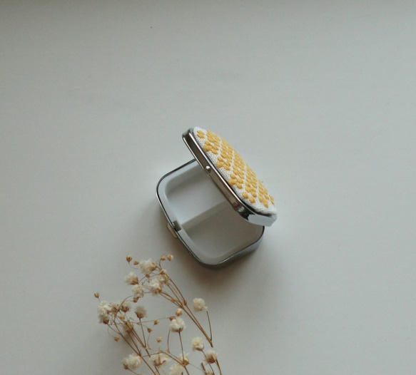 【再販】こぎん刺しのピルケース（アクセサリーケース）イエロー・スクエアⅯ 3枚目の画像