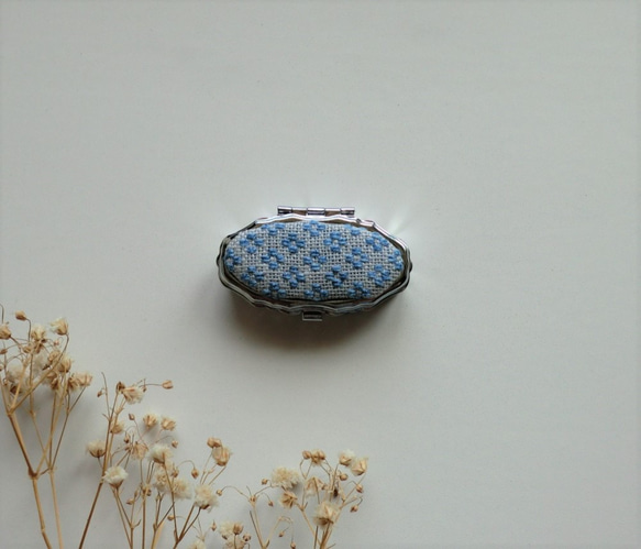 【再販】こぎん刺しのピルケース（オーバルS・ブルー×グレー）ミラー付き 2枚目の画像