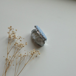 【再販】こぎん刺しのピルケース（オーバルS・ブルー×グレー）ミラー付き 3枚目の画像