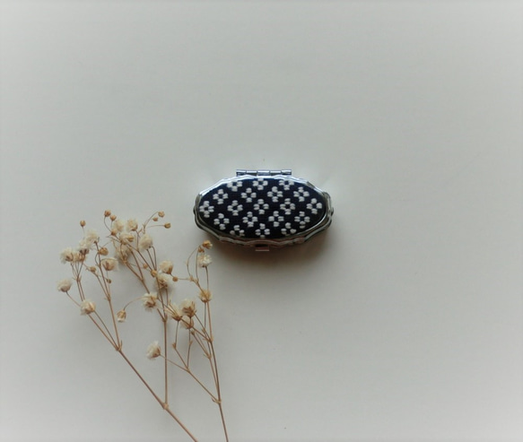 こぎん刺しのピルケース（オーバルS・紺×白） 1枚目の画像