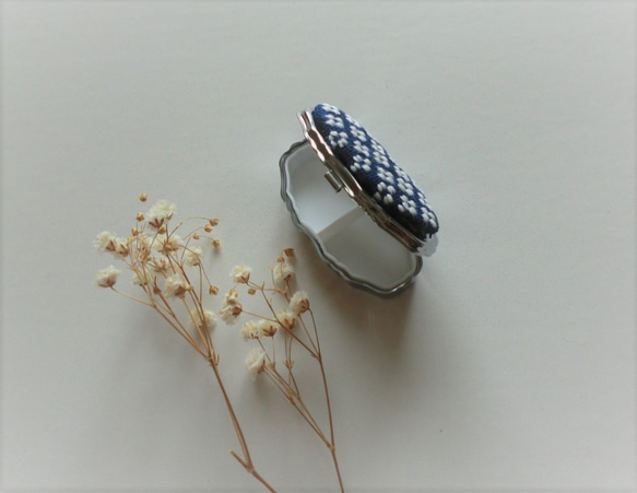 こぎん刺しのピルケース（オーバルS・紺×白） 2枚目の画像