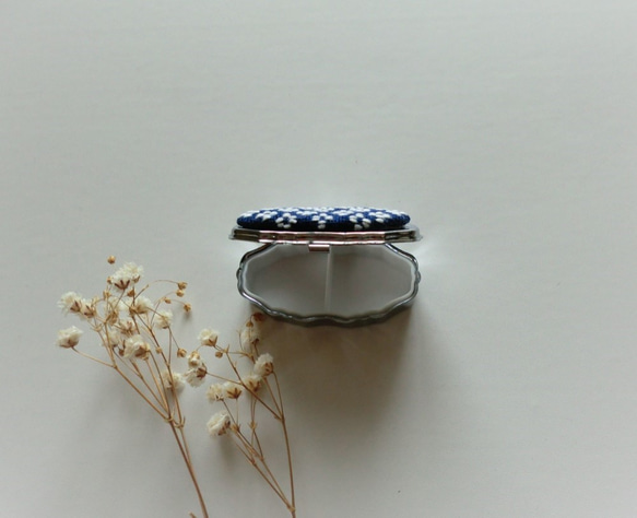 こぎん刺しのピルケース（オーバルS・紺×白） 3枚目の画像