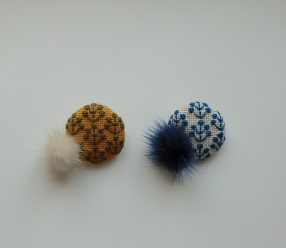 【nijiko様専用画面】ミンクファーつき　刺繍ブローチ（フラワー・マスタードとブルー） 1枚目の画像