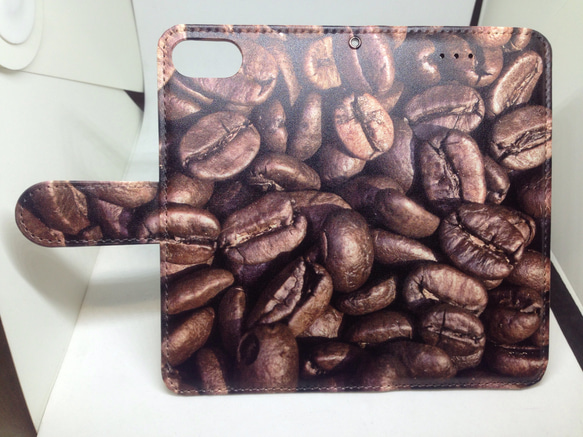 即納送料無料 iPhoneケース 手帳型 コーヒー豆 お腹が減るケース 1枚目の画像