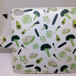 新品送料無料iPhoneケース　手帳型　緑の野菜 1枚目の画像