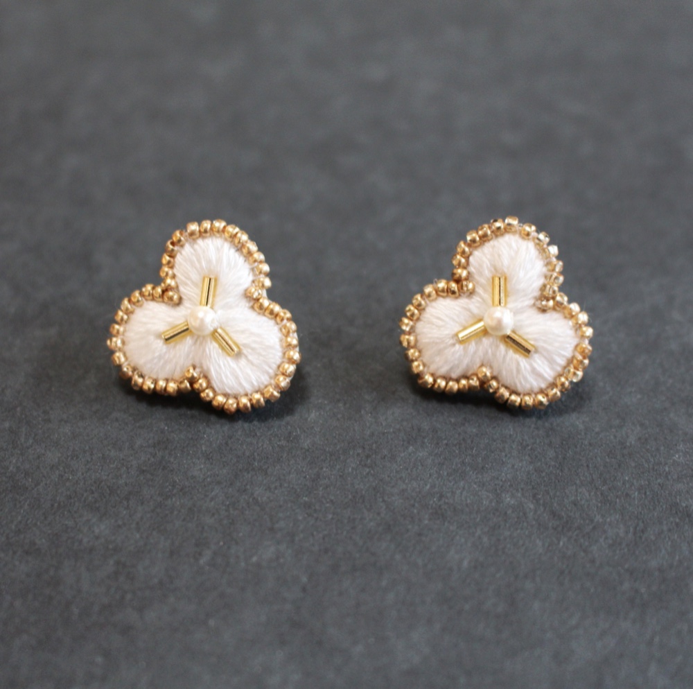 ohana/お花のビーズ刺繍イヤリング