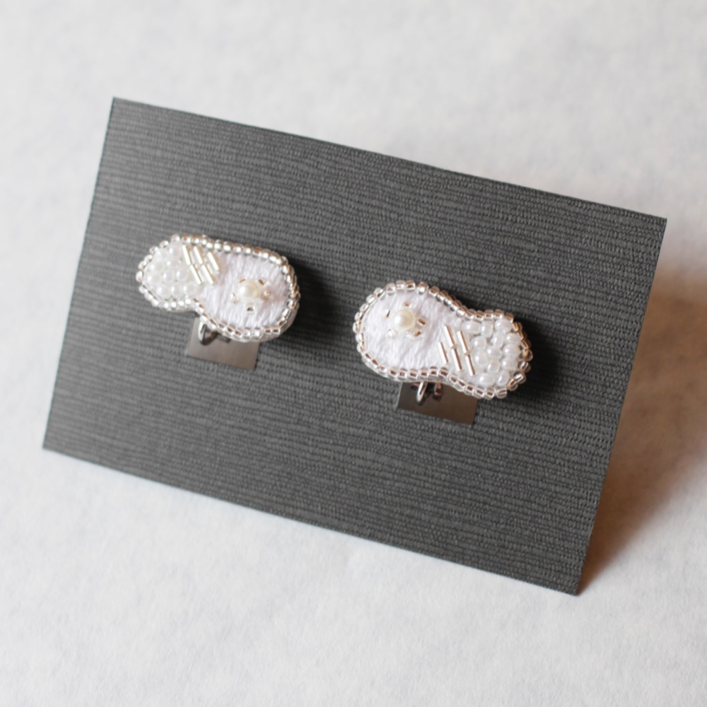 雪溜まり/ビーズ刺繍イヤリング