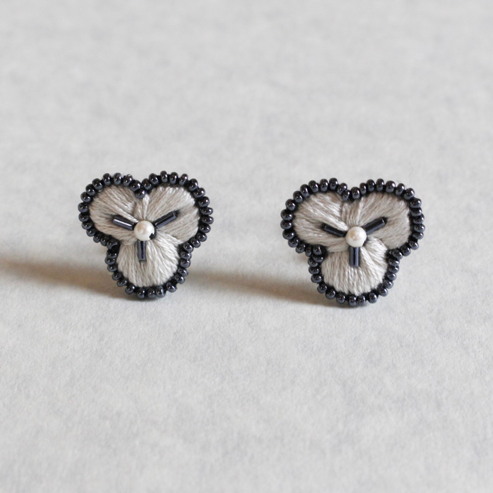 ohana/お花のビーズ刺繍イヤリング