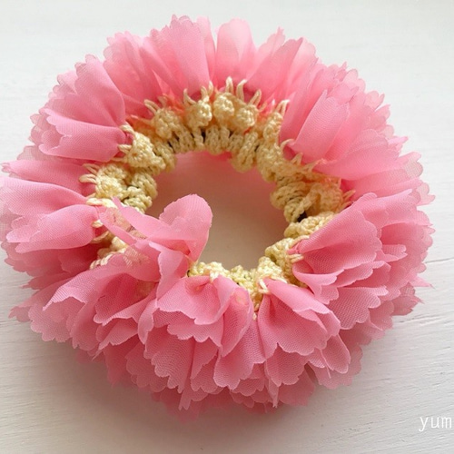 ピンクガーベラシュシュ シュシュ ななつき刺繍 通販 5533455｜Creema