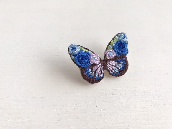 蝶々と花の刺繍ブローチ【あじさい】 1枚目の画像