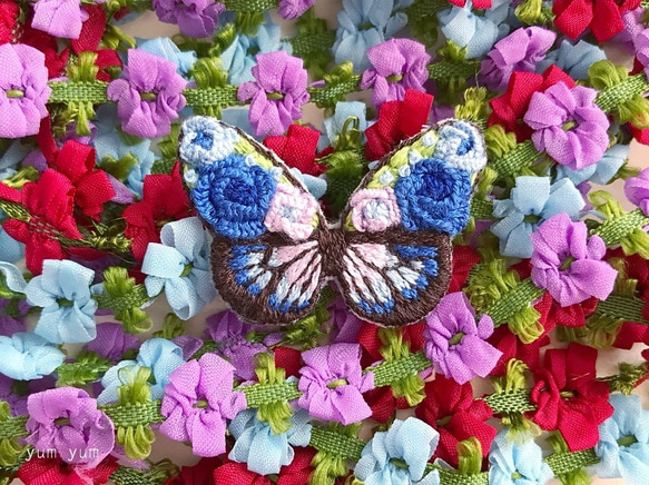 蝶々と花の刺繍ブローチ【あじさい】 5枚目の画像