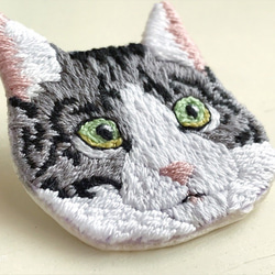 サバトラ刺繍ブローチ 2枚目の画像