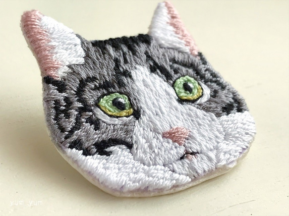 サバトラ刺繍ブローチ 2枚目の画像