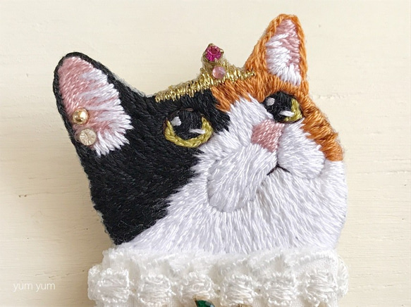 高貴なお猫様刺繍ブローチ10 2枚目の画像