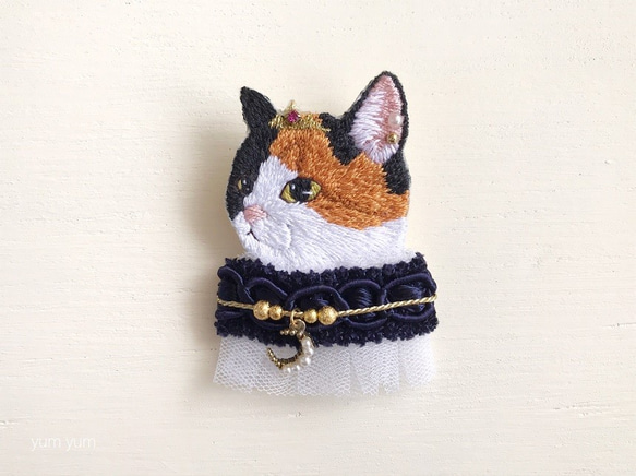 高貴なお猫様刺繍ブローチ12 1枚目の画像