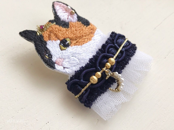 高貴なお猫様刺繍ブローチ12 3枚目の画像