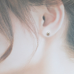 4mmクリスタルパールの小さな一粒ピアス　サージカルステンレス　シンプル　小さい　フォーマル　オフィス　つけっぱなし 2枚目の画像
