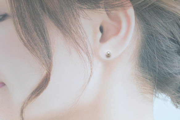 4mmクリスタルパールの小さな一粒ピアス　サージカルステンレス　シンプル　小さい　フォーマル　オフィス　つけっぱなし 2枚目の画像