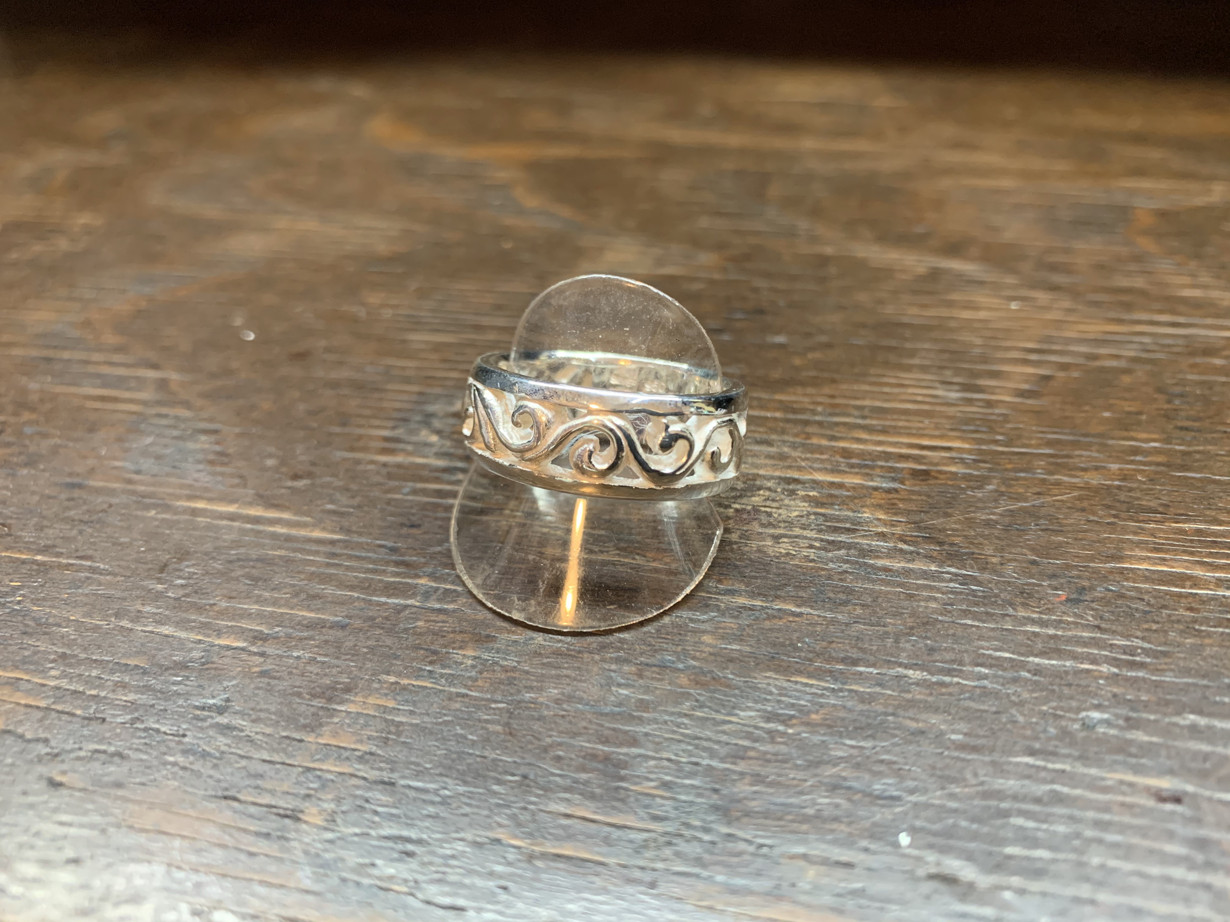 唐草模様透し彫りシルバーリング23号 9,900円