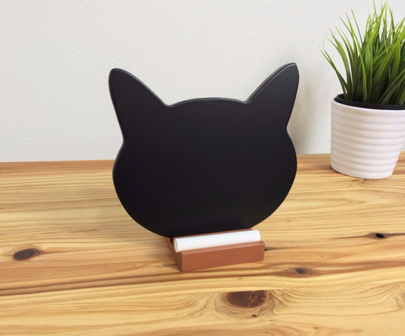 黒猫のチョークボード（顔型）　チョークが置けるスタンド付き黒板 1枚目の画像