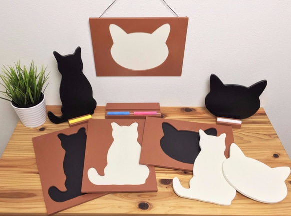 黒猫のチョークボード（顔型）　チョークが置けるスタンド付き黒板 5枚目の画像