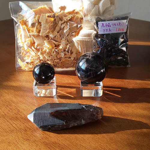 黒水晶(モリオン)とクリスタル台座さざれ石セット 黒水晶(モリオン)と