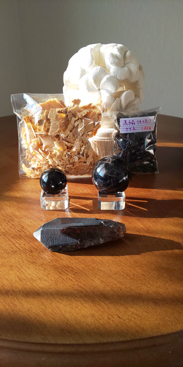 黒水晶(モリオン)とクリスタル台座さざれ石セット 黒水晶(モリオン)とクリスタル台座さざれ石セット 黒水晶（モリオン