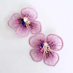 【soldout】紫陽花  オーガンジー フラワーレースとガラスビーズのピアス イヤリング 2枚目の画像