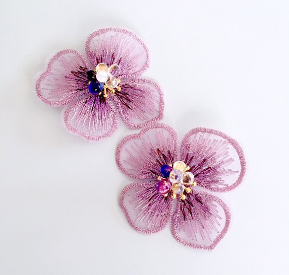 【soldout】紫陽花  オーガンジー フラワーレースとガラスビーズのピアス イヤリング 2枚目の画像