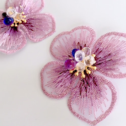 【soldout】紫陽花  オーガンジー フラワーレースとガラスビーズのピアス イヤリング 3枚目の画像