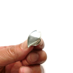 桜の花びらのシルバーピンブローチ 2枚目の画像