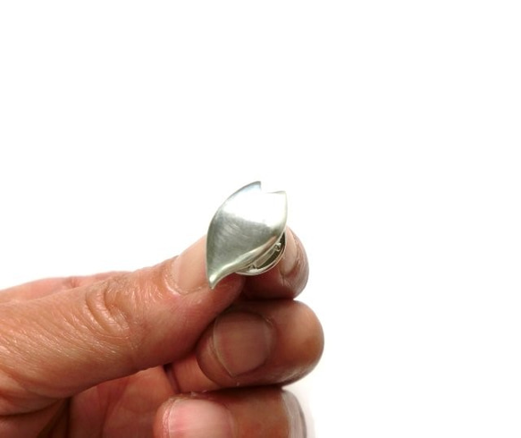 桜の花びらのシルバーピンブローチ 2枚目の画像