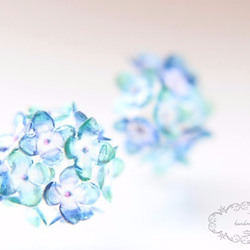 紫陽花のクリアイヤリング(ブルー×グリーン) 1枚目の画像