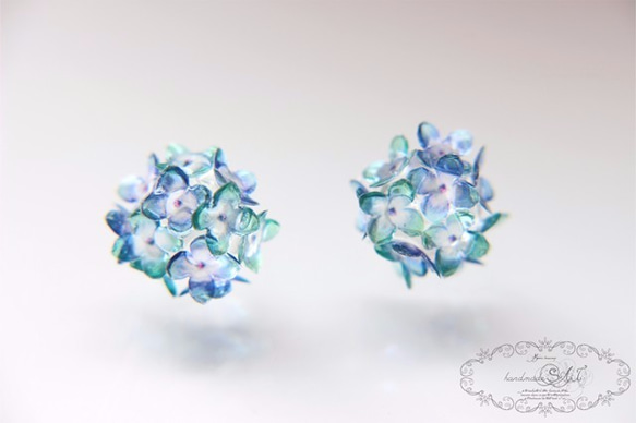 紫陽花のクリアイヤリング(ブルー×グリーン) 2枚目の画像