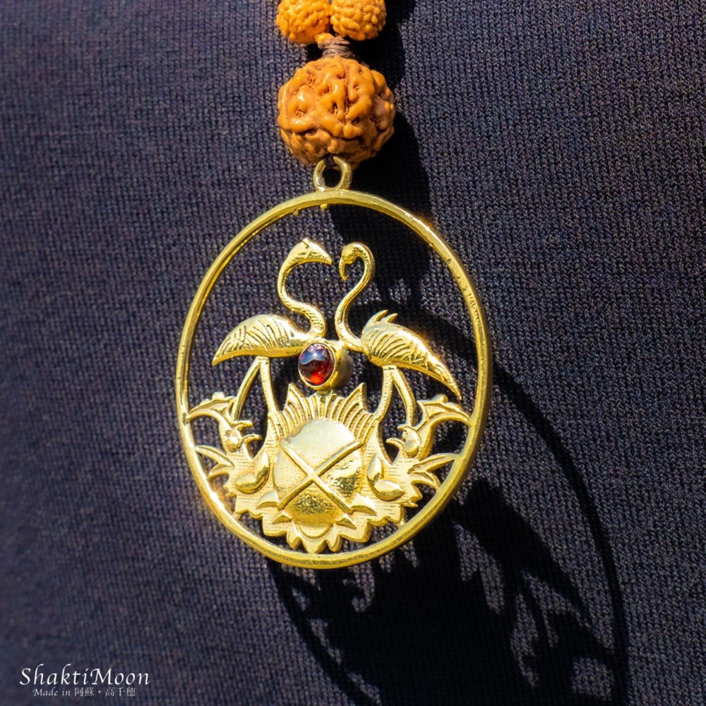 【神秘の白鳥（天然石付）・真鍮製】高品質ルドラクシャマーラーペンダント（菩提樹の実）  全１３色  第1～第７チャクラ対