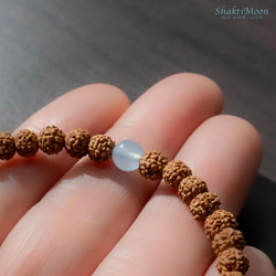 【幸せな結婚・癒しのお守り！ひと粒アクアマリン】天然石ルドラクシャブレスレット（菩提樹の実）・第5チャクラ対応 2枚目の画像