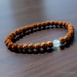 【幸せな結婚・癒しのお守り！ひと粒アクアマリン】天然石ルドラクシャブレスレット（菩提樹の実）・第5チャクラ対応 3枚目の画像