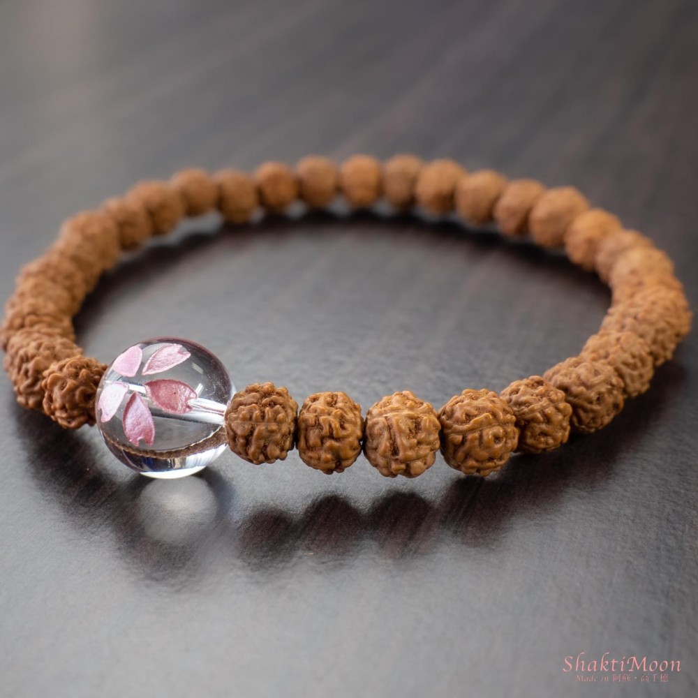 【浄化・癒しをお求めのあなたへ！ひと粒 桜彫り水晶 大】5mm6mm天然石ルドラクシャブレスレット（菩提樹の実）・全チャ