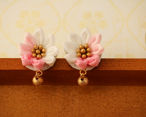 白とピンクのお花ピアス☆つまみ細工 ☆ イヤリングに変更可 ピアス