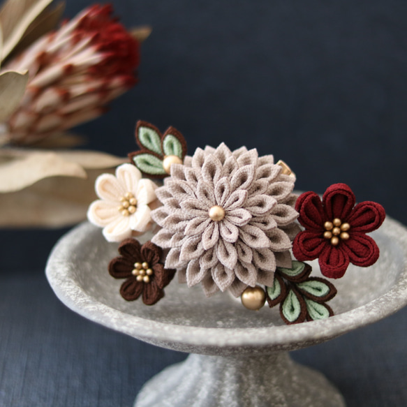 大サイズ【グレージュ】レトロなヘアクリップ ☆ つまみ細工 成人式や