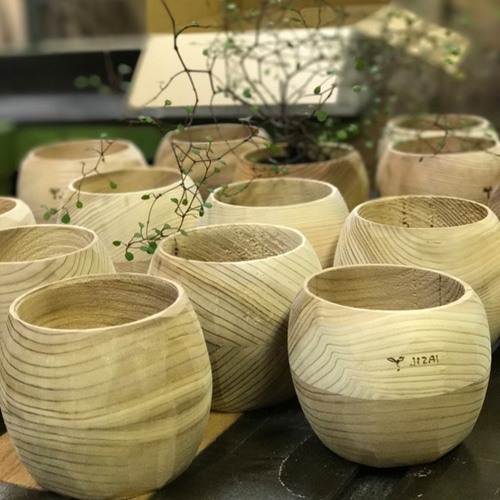 ずんぐり～ウッド鉢（カバー） 自然木無垢材（八溝杉）削り出し品