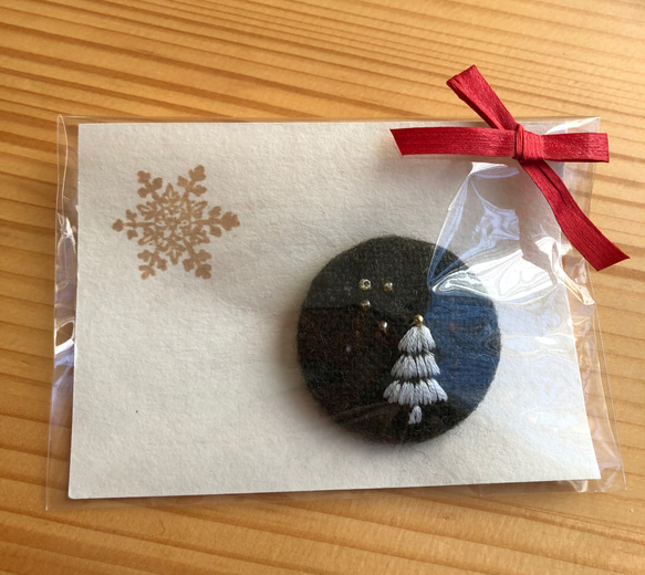 刺繍ビーズブローチ　クリスマスグリーン 3枚目の画像