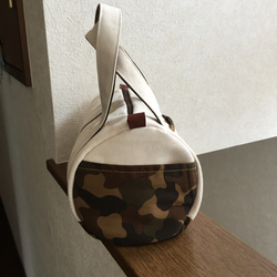 カモフラ柄（茶系）と帆布の筒型ボストン 2枚目の画像