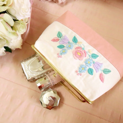 パステル刺繍のがまポーチ（カロチャの花） 2枚目の画像