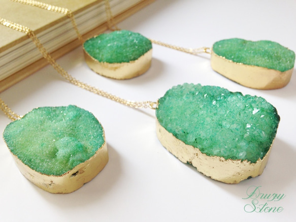 エメラルドグリーンのドゥルージーネックレス 　Druzy Stone Necklace 2枚目の画像