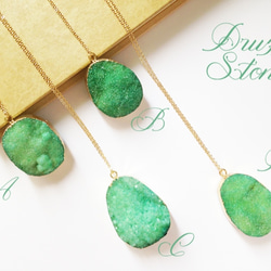 エメラルドグリーンのドゥルージーネックレス 　Druzy Stone Necklace 3枚目の画像