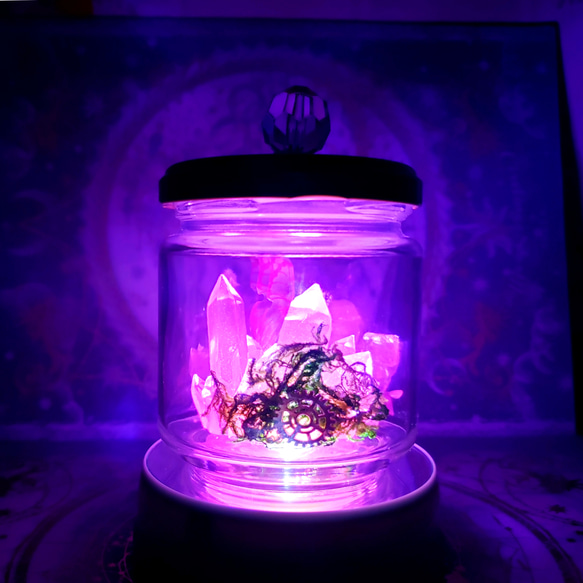 夜光蝶と鉱石を閉じ込めた魔法の小瓶ランプ☆マゼンタ（約2日間連続点灯可能） 1枚目の画像