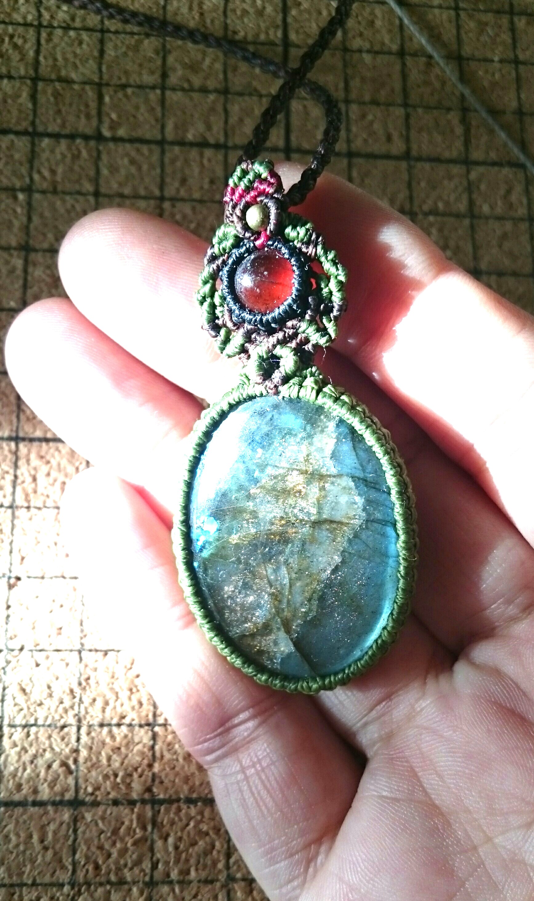 少し大振りのペンダント。